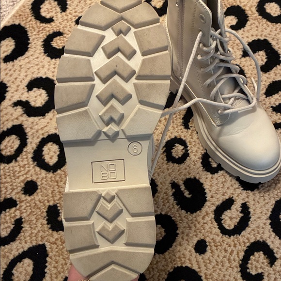 Ivory boots - Picture 2 of 3